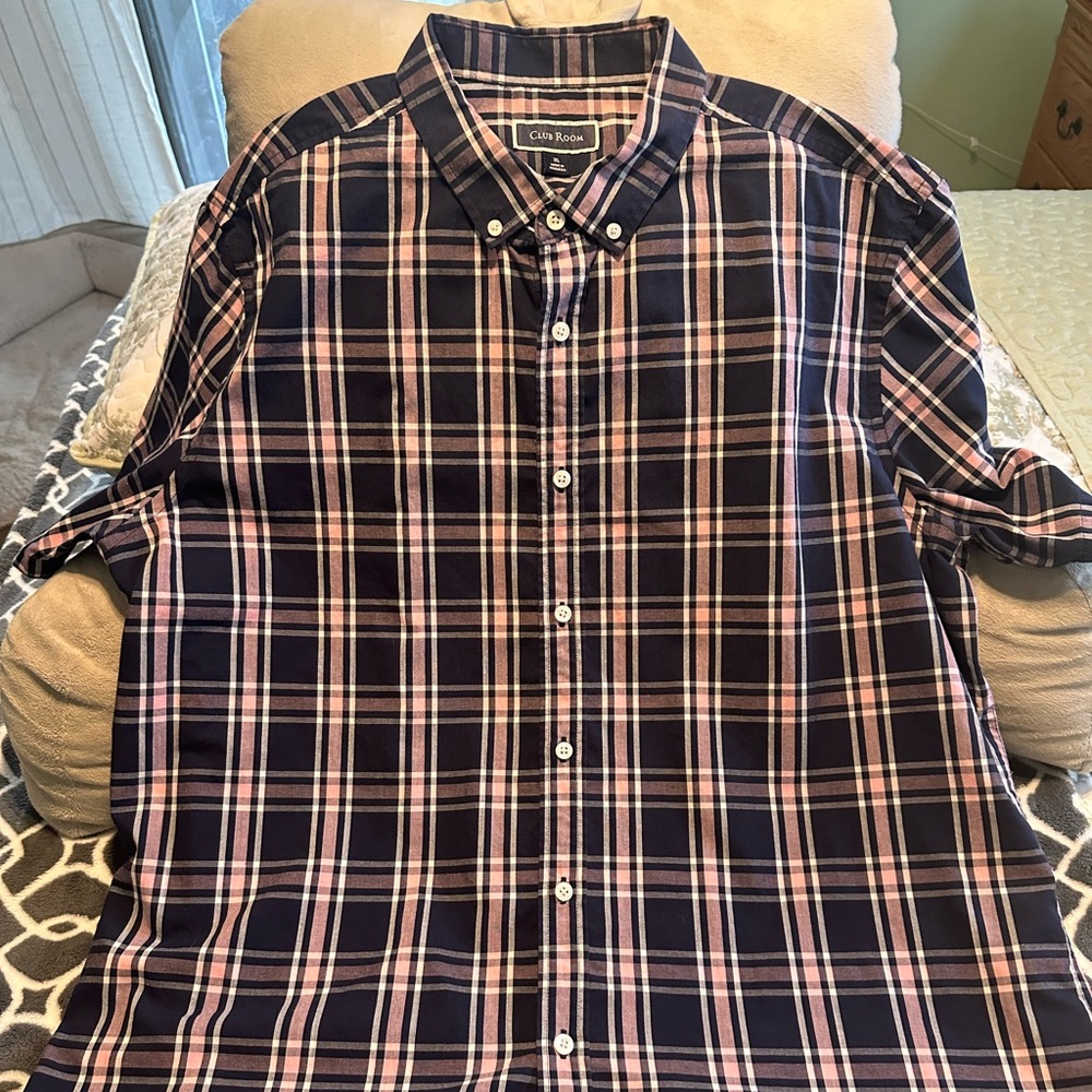Men’s casual short sleeve button down plaid navy and pink